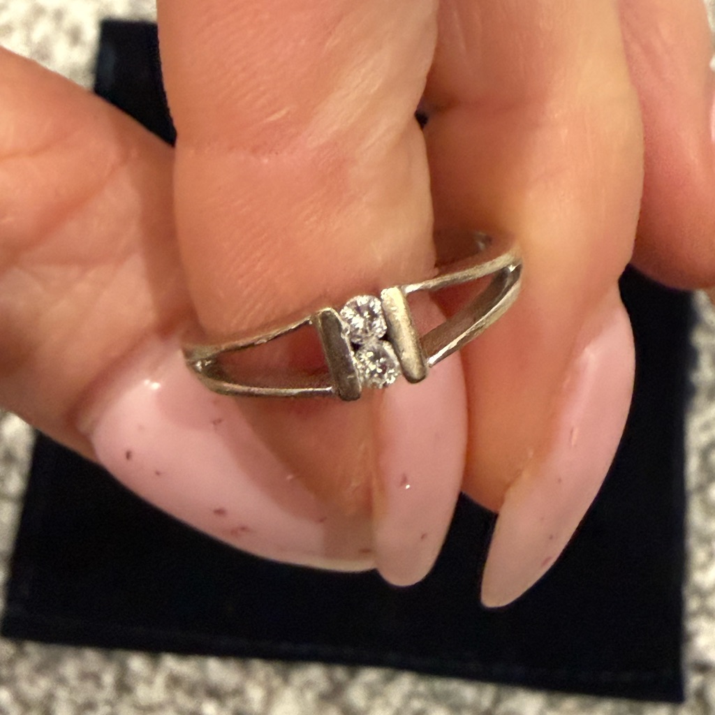 Elegant 14k White Gold Ring With Diamond Accents 350$